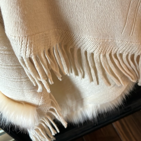 Butter cream shawl w/faux fur and pearls size L/Xl - Picture 4 of 7